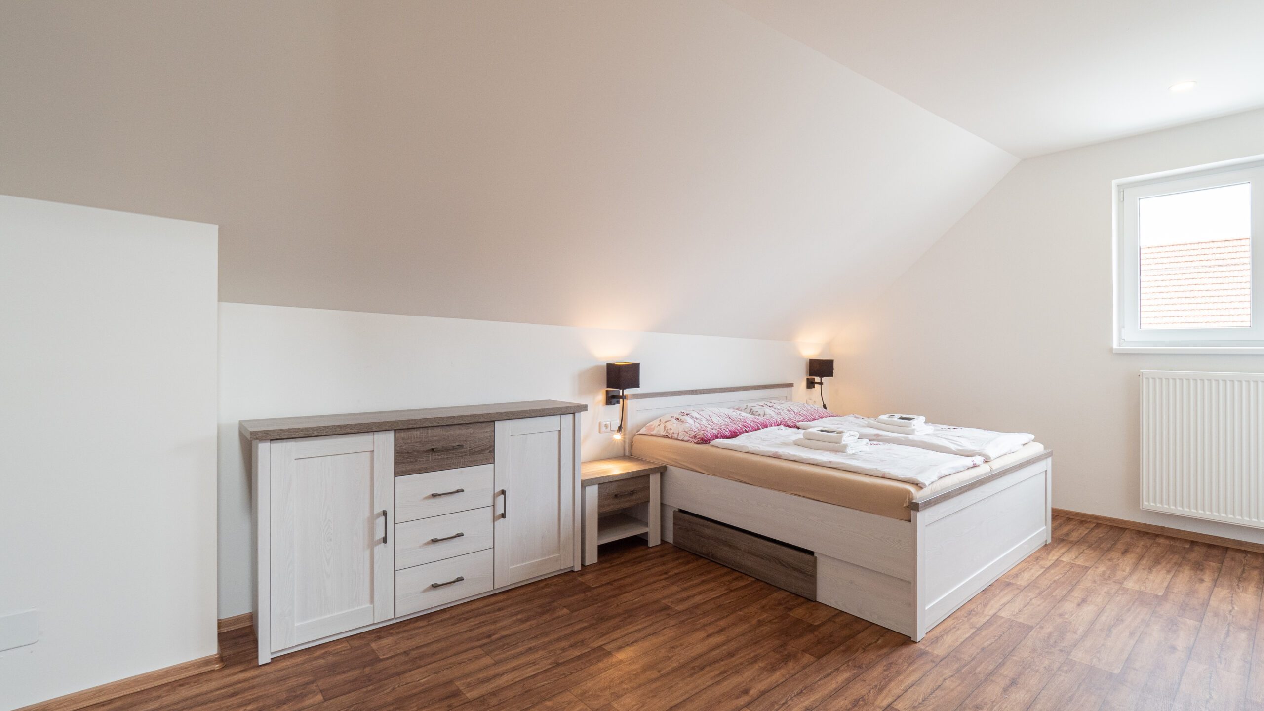 Ložnice v podkrovním apartmánu